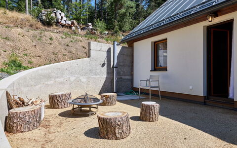 Kyjov U Krásné Lípy: Zuhause, Hütte, Haus, Dach, Ländliches Gebiet, Blockhaus, Abstellgleis, Lärche, Bauernhaus, Estate