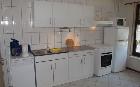 Siglinde: Möbel, Gebäude, Tabelle, Pflanze, Stuhl, Zimmerpflanze, Schatten, Orange, Interior Design, Flooring
