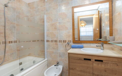 Cala Blanca i: Badezimmer, Armatur, Flooring, Interior Design, Sinken, Fussboden, Bad Sink, Spiegel, Zapfhahn, Badewanne