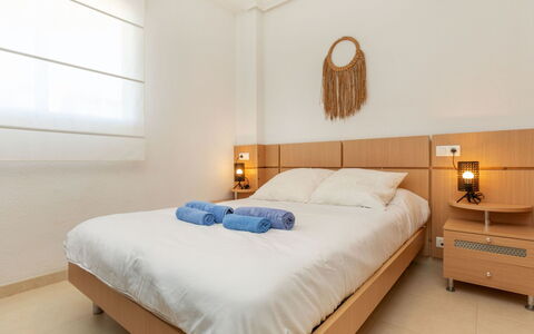 Cala Blanca i: Möbel, Bett, Interior Design, Schlafzimmer, Bettdecke, Bedding, Flooring, Holz, Fussboden, Zimmer