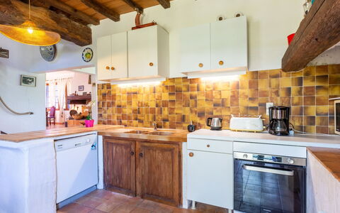 Les Figuiers: Cabinetry, Countertop, Essen, Eigentum, Gebäude, Küche, Küchengerät, Holz, Beleuchtung, Schublade