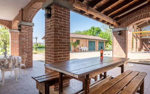 Cascina Anna: Himmel, Eigentum, Möbel, Tabelle, Holz, Pflanze, Gebäude, Beleuchtung, Schatten, Interior Design