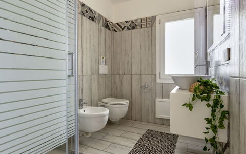 Chicca: Pflanze, Eigentum, Armatur, Gebäude, Badezimmer, Sinken, Lila, Toilette, Interior Design