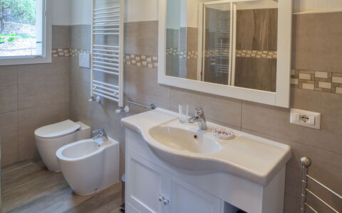 Villa Mimosa - Diano Marina: Braun, Spiegel, Zapfhahn, Armatur, Sinken, Bad Sink, Eigentum, Fotografieren, Fenster, Badezimmer