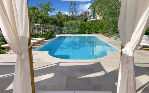 Villa Mimosa - Diano Marina: Wasser, Pflanze, Schwimmbad, Azurblau, Schatten, Gebäude, Rechteck, Interior Design, Fenster, Fussboden