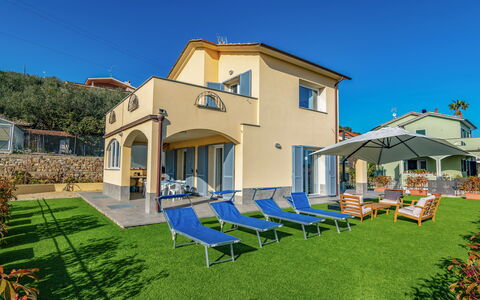 Villa Mimosa - Diano Marina: Himmel, Pflanze, Eigentum, Gebäude, Fenster, Schatten, Die Architektur, Haus, Gartenmöbel, Wohngebiet