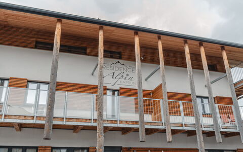 Kaprun 605: Wolke, Himmel, Holz, Mauerwerk, Backstein, Fassade, Wohngebiet, Grundeigentum, Dach
