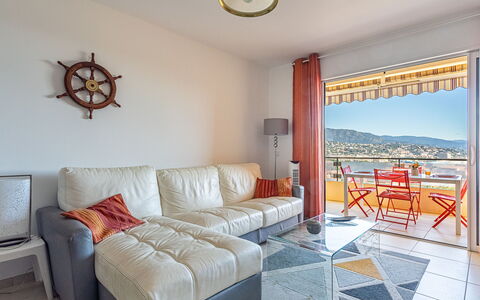 Bormes-Les-Mimosas 201: Möbel, Fussboden, Wohnung, Zimmer, Stuhl, Couch, Resort, Hotel, Kaffetisch