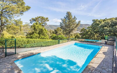 Bormes-Les-Mimosas 201: Blau, Schwimmbad, Wasser, Resort, Schatten, Water Feature, Eco Hotel, Hotel, Ferienort