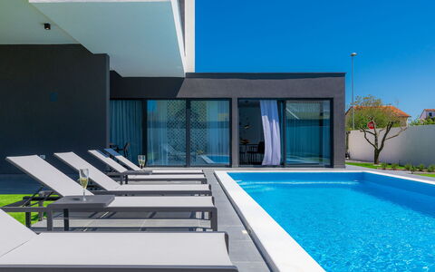 Dots N' Stripes: Gebäude, Eigentum, Wasser, Himmel, Azurblau, Schwimmbad, Schatten, Fenster, Interior Design, Die Architektur