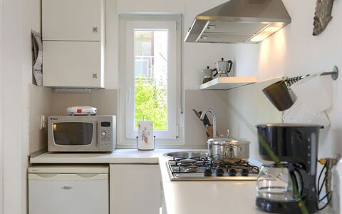 Laura: Spüle, Eigentum, Countertop, Cabinetry, Weiss, Küchengerät, Herd, Küche, Gasherd, Sinken