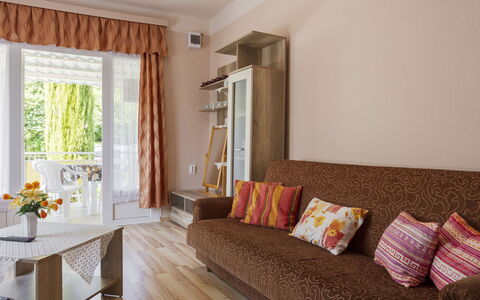 Gizella: Möbel, Interior Design, Holz, Flooring, Fussboden, Zimmer, Textil, Beleuchtung, Zuhause, Wohnzimmer