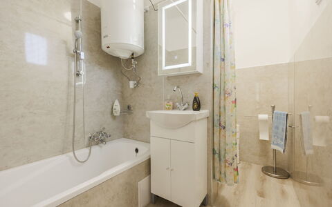 Gizella: Badezimmer, Armatur, Interior Design, Flooring, Bad Sink, Fussboden, Sinken, Zapfhahn, Installation, Toilette