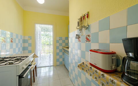 Gizella: Eigentum, Cabinetry, Gebäude, Gasherd, Herd, Countertop, Küche, Küchengerät, Cooktop, Interior Design