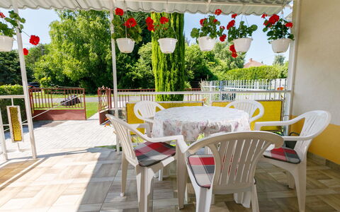 Gizella: Möbel, Pflanze, Tabelle, Eigentum, Gebäude, Stuhl, Schatten, Gartenmöbel, Interior Design, Baum