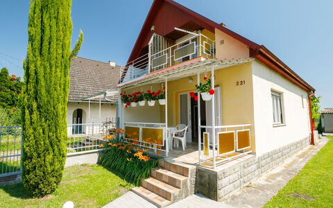Gizella: Himmel, Gebäude, Pflanze, Eigentum, Fenster, Haus, Blume, Tür, Baum, Die Architektur