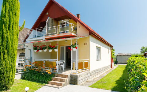 Gizella: Pflanze, Gebäude, Fenster, Himmel, Grün, Haus, Baum, Gras, Tür, Grundstueck