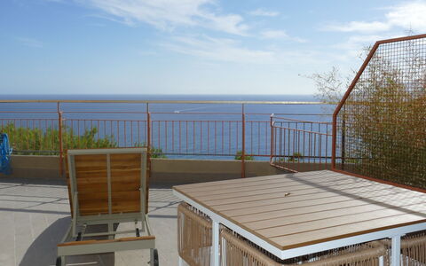 Ventimiglia 633: Himmel, Wolke, Wasser, Daytime, Eigentum, Holz, Gartenmöbel, Schatten, Fussboden, Wand