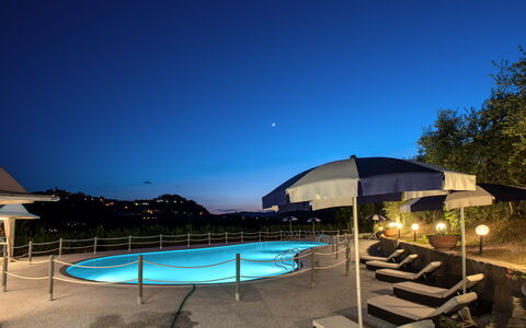 Villa Alfresco: Wasser, Himmel, Pflanze, Schwimmbad, Gebäude, Azurblau, Schatten, Baum, Gartenmöbel, Gewässer
