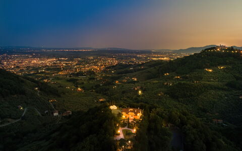 Villa Alfresco: Atmosphäre, Himmel, Ökoregion, Afterglow, Dämmerung, Berg, Sonnenuntergang, Natürliche Landschaft, Atmosphärisches Phänomen, Sonnenaufgang
