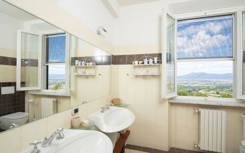 Villa Lastra: Spiegel, Zapfhahn, Armatur, Sinken, Eigentum, Bad Sink, Fenster, Badezimmer, Wolke, Interior Design