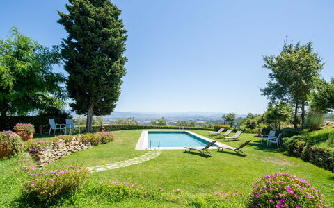 Villa Lastra: Himmel, Pflanze, Wasser, Eigentum, Blume, Pflanzengemeinschaft, Natürliche Landschaft, Baum, Vegetation, Schwimmbad