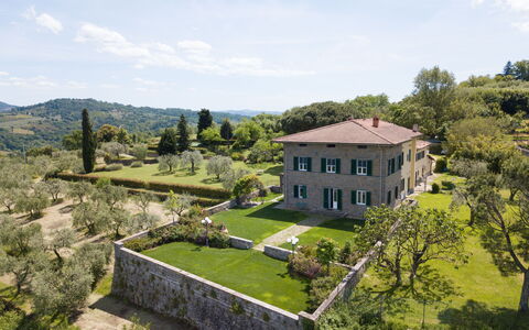 Villa Lastra: Wolke, Pflanze, Himmel, Eigentum, Fenster, Gebäude, Baum, Haus, Natürliche Landschaft, Gras