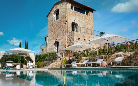 Villa Castiglioni: Wasser, Himmel, Wolke, Pflanze, Gebäude, Blau, Schwimmbad, Azurblau, Arecales, Haus
