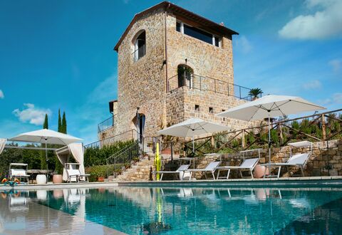 Villa Castiglioni: Wasser, Himmel, Wolke, Pflanze, Gebäude, Blau, Schwimmbad, Azurblau, Arecales, Haus