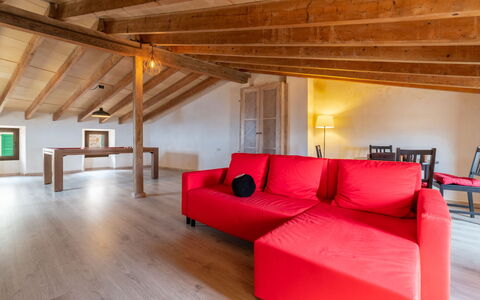 Boutique House: Eigentum, Möbel, Holz, Beleuchtung, Interior Design, Fussboden, Couch, Komfort, Flooring, Wohnzimmer