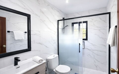 Can Delfin Alcudia: Badezimmer, Flooring, Interior Design, Armatur, Fussboden, Wand, Toilette, Zuhause, Installation, Badezimmerschrank