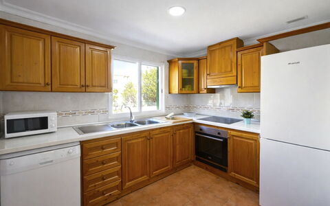 Can Delfin Alcudia: Küche, Cabinetry, Countertop, Küchengerät, Major Appliance, Flooring, Holz, Interior Design, Möbel, Fussboden
