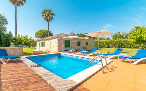 Can Delfin Alcudia: Himmel, Wasser, Eigentum, Gebäude, Pflanze, Möbel, Schwimmbad, Blau, Azurblau, Baum