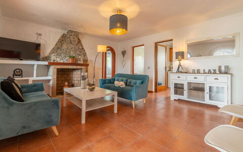 Can Delfin Alcudia: Tabelle, Möbel, Couch, Eigentum, Bilderrahmen, Wohnzimmer, Holz, Beleuchtung, Interior Design, Die Architektur