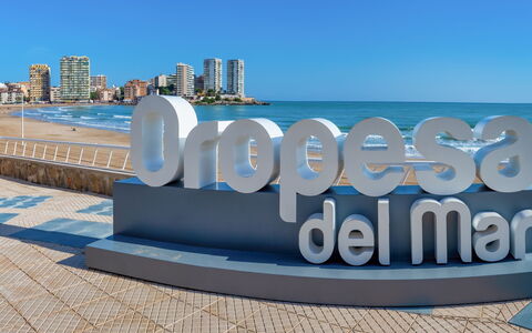 Vila de Oropesa Iv: Himmel, Daytime, Azurblau, Gebäude, Schriftart, Wahrzeichen, Freizeit, Landschaft, Horizont