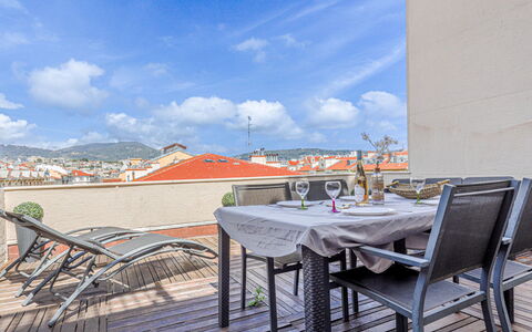 Les Terrasses de L'Escurial: Pflanze, Gebäude, Daytime, Eigentum, Wasser, Himmel, Blau, Azurblau, Baum, Arecales