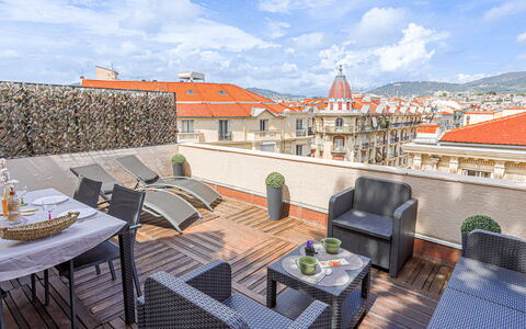 Les Terrasses de L'Escurial: Pflanze, Gebäude, Daytime, Eigentum, Wasser, Himmel, Blau, Azurblau, Baum, Arecales