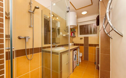 Lampion: Duschtür, Duschkopf, Cabinetry, Interior Design, Holz, Dusche, Haus, Fussboden, Flooring