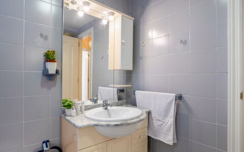 Rincon Dorado: Spiegel, Sinken, Zapfhahn, Armatur, Bad Sink, Badezimmerschrank, Pflanze, Badezimmer, Cabinetry, Lila