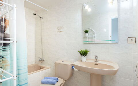 Garbinell: Spiegel, Armatur, Zapfhahn, Eigentum, Sinken, Bad Sink, Badezimmer, Pflanze, Lila, Interior Design