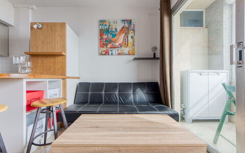 Miami: Eigentum, Möbel, Holz, Interior Design, Flooring, Fussboden, Cabinetry, Tabelle, Wand