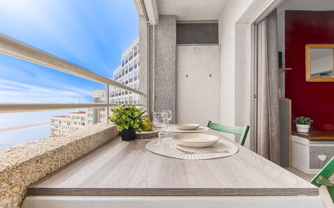 Miami: Eigentum, Möbel, Gebäude, Pflanze, Interior Design, Holz, Rechteck, Tabelle, Flooring, Fussboden