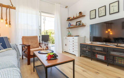 Mirror: Möbel, Interior Design, Flooring, Holz, Couch, Fussboden, Zimmer, Wohnzimmer, Holzboden, Tabelle