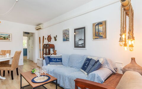 Mirror: Möbel, Interior Design, Couch, Flooring, Wand, Fussboden, Wohnzimmer, Zimmer, Holz, Decke