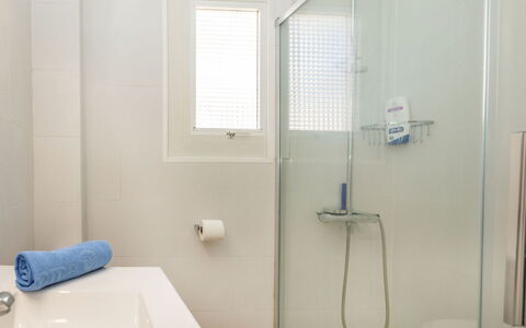 Mirror: Badezimmer, Wand, Armatur, Interior Design, Flooring, Fussboden, Installation, Beleuchtung, Spiegel, Zapfhahn