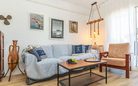 Mirror: Möbel, Interior Design, Couch, Flooring, Wand, Fussboden, Holz, Zimmer, Wohnzimmer, Tabelle