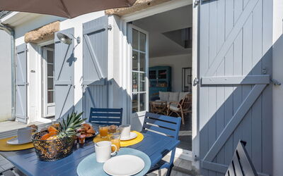 Bretagne: Tabelle, Möbel, Blumentopf, Stuhl, Fenster, Geschirr, Schatten, Gartenmöbel, Gebäude, Couch