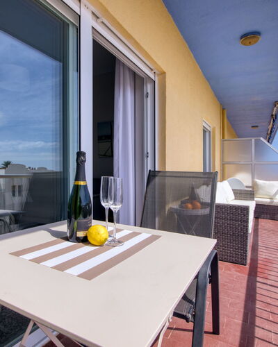 Las Perlas: Tabelle, Eigentum, Geschirr, Möbel, Gebäude, Wolke, Fenster, Holz, Interior Design, Himmel