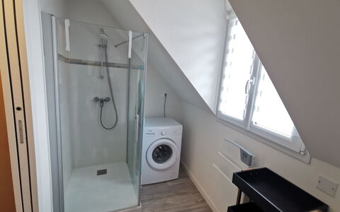 Plein Soleil: Eigentum, Armatur, Wäschekammer, Badezimmer, Gebäude, Holz, Duschtür, Beleuchtung, Interior Design