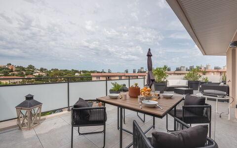 Eden Riviera: Himmel, Tabelle, Wolke, Möbel, Interior Design, Fussboden, Holz, Eigentumswohnung, Blumentopf, Gebäude